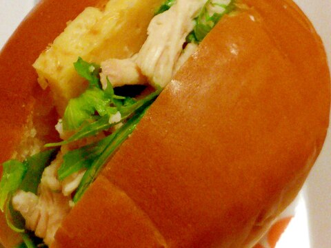蒸し鶏とたまご焼きと水菜のサンドイッチ
